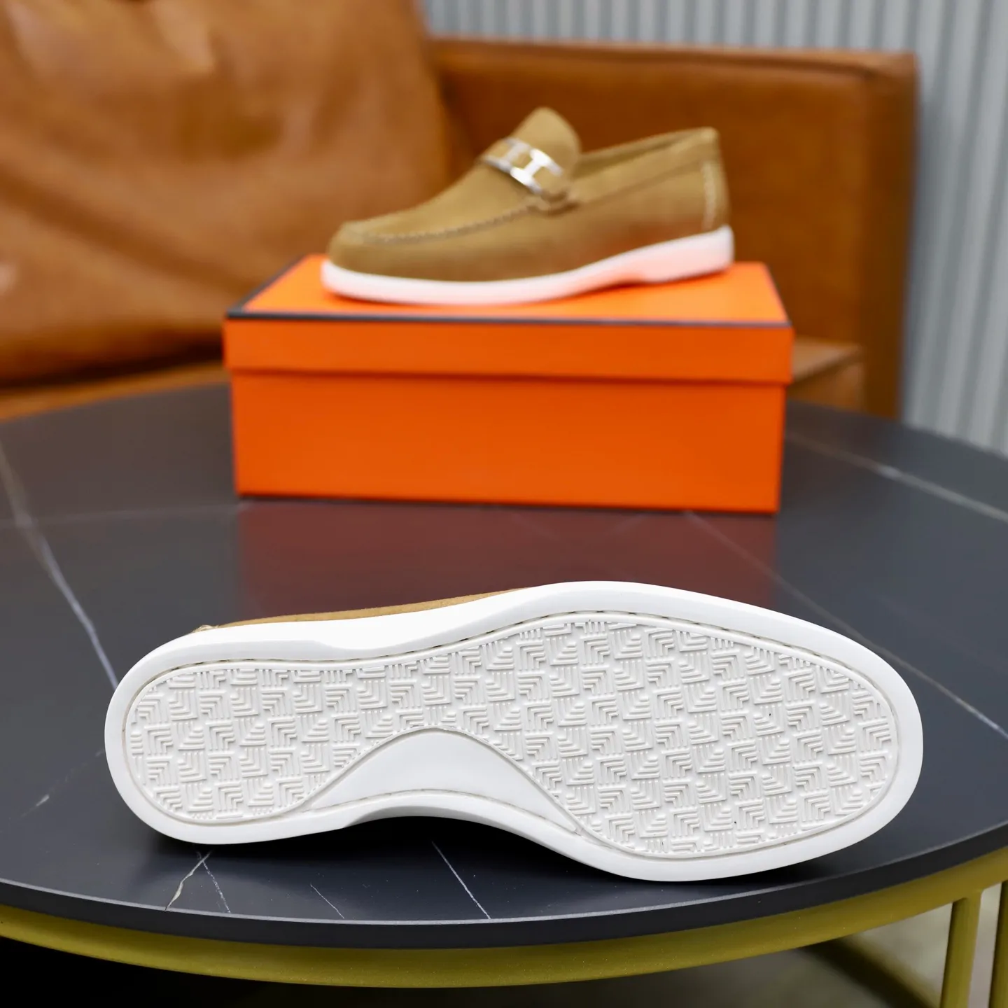 Ex-factory price: 540💰Hermès/Hermès slip-on men's shoes. This shoe is made of imported cow suede leather, with simple and smooth lines, and a 3CM rubber foam ultra-light sole combined with aerodynamic design! Youthful and fashionable, H button decoration, contrasting leather embellishment on the heel, calf lining to gently wrap your feet, with embossed logo cowhide feet, leather rock strips, casual and urban style, highlighting youthful vitality, sports and leisure version, super versatile Size number: 38-39-40-41-42-43-44 Standard leather shoe size (45 can be customized but does not support returns)